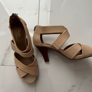 Clarks NWOT Tan Sandals
